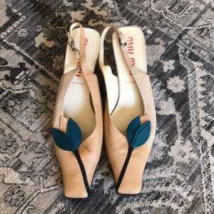 Miu Miu vintage 90s kittenheel, slingback w flower